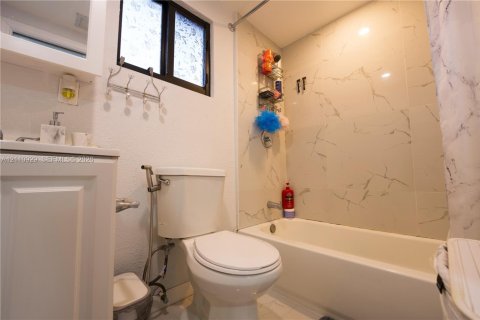 Villa ou maison à vendre à Miami, Floride: 3 chambres, 68.75 m2 № 2426702 - photo 9