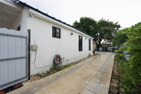 Villa ou maison à vendre à Miami, Floride: 3 chambres, 68.75 m2 № 2426702 - photo 25
