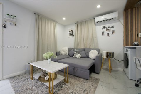 Villa ou maison à vendre à Miami, Floride: 3 chambres, 68.75 m2 № 2426702 - photo 4