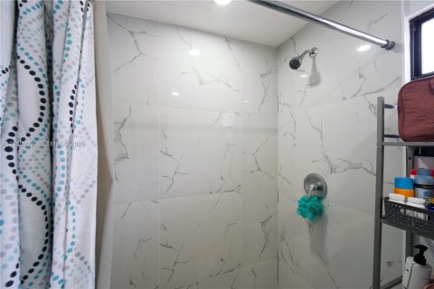 Villa ou maison à vendre à Miami, Floride: 3 chambres, 68.75 m2 № 2426702 - photo 16