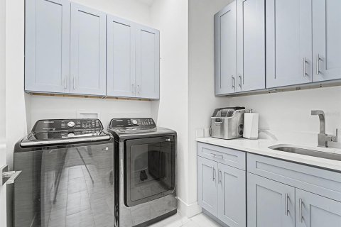 House in San Antonio, Florida 6 bedrooms, 318.93 sq.m. № 2143771 - photo 8