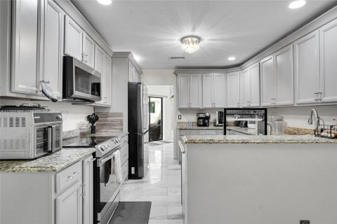 House in Lake Worth, Florida 3 bedrooms, 246.38 sq.m. № 1633684 - photo 11
