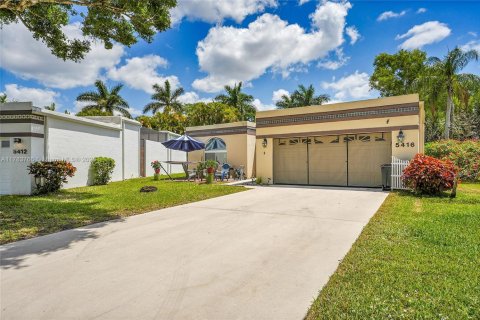 House in Lake Worth, Florida 3 bedrooms, 246.38 sq.m. № 1633684 - photo 3