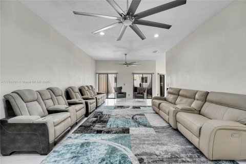 House in Lake Worth, Florida 3 bedrooms, 246.38 sq.m. № 1633684 - photo 9