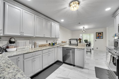 House in Lake Worth, Florida 3 bedrooms, 246.38 sq.m. № 1633684 - photo 12