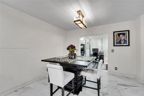 House in Lake Worth, Florida 3 bedrooms, 246.38 sq.m. № 1633684 - photo 14