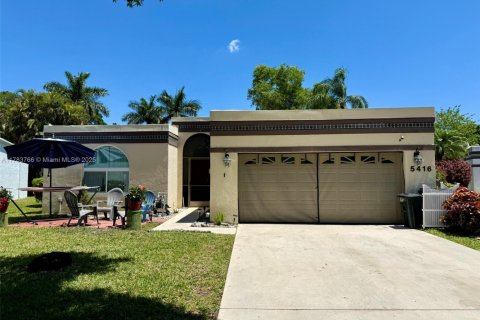 House in Lake Worth, Florida 3 bedrooms, 246.38 sq.m. № 1633684 - photo 1