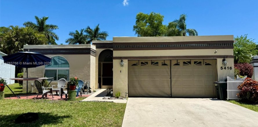 House in Lake Worth, Florida 3 bedrooms, 246.38 sq.m. № 1633684