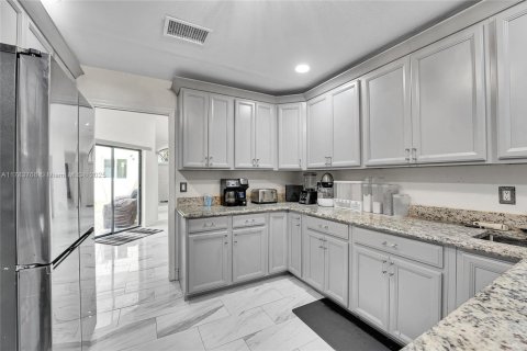 House in Lake Worth, Florida 3 bedrooms, 246.38 sq.m. № 1633684 - photo 13