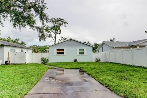 House in Saint Petersburg, Florida 2 bedrooms, 97.73 sq.m. № 1821137 - photo 1