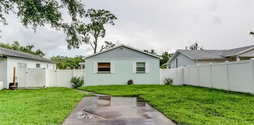 House in Saint Petersburg, Florida 2 bedrooms, 97.73 sq.m. № 1821137