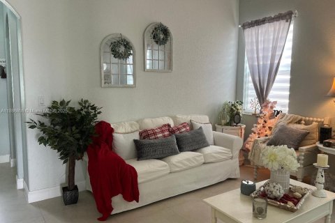 Villa ou maison à vendre à Hialeah, Floride: 4 chambres, 172.24 m2 № 1933514 - photo 6