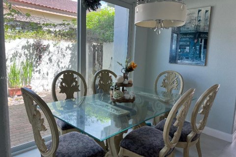 Villa ou maison à vendre à Hialeah, Floride: 4 chambres, 172.24 m2 № 1933514 - photo 7