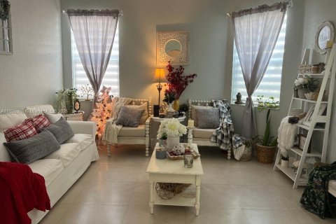 Villa ou maison à vendre à Hialeah, Floride: 4 chambres, 172.24 m2 № 1933514 - photo 4
