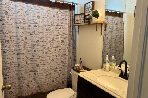 Villa ou maison à vendre à Hialeah, Floride: 4 chambres, 172.24 m2 № 1933514 - photo 25