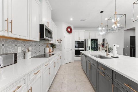 House in Apopka, Florida 5 bedrooms, 298.87 sq.m. № 2285240 - photo 6