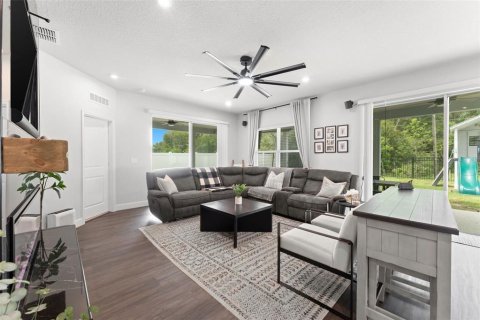 House in Apopka, Florida 5 bedrooms, 298.87 sq.m. № 2285240 - photo 10