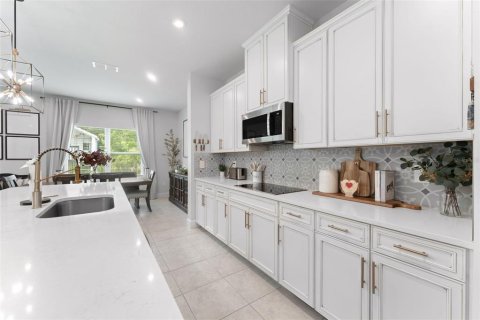 House in Apopka, Florida 5 bedrooms, 298.87 sq.m. № 2285240 - photo 7