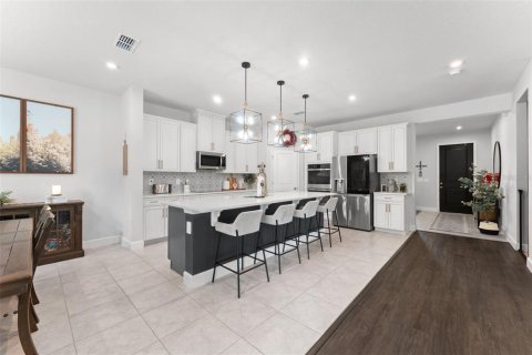 House in Apopka, Florida 5 bedrooms, 298.87 sq.m. № 2285240 - photo 5