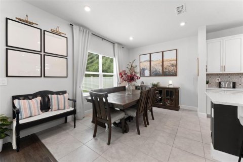 House in Apopka, Florida 5 bedrooms, 298.87 sq.m. № 2285240 - photo 9
