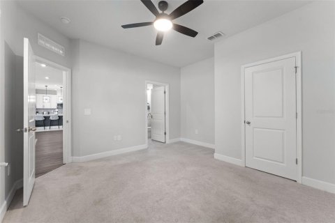 House in Apopka, Florida 5 bedrooms, 298.87 sq.m. № 2285240 - photo 15