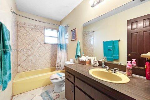 Casa en venta en Brandon, Florida, 3 dormitorios, 144.74 m2 № 2036006 - foto 3