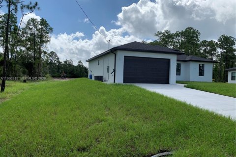 House in Lehigh Acres, Florida 3 bedrooms № 2255756 - photo 2