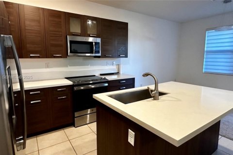Adosado en venta en Miami Lakes, Florida, 3 dormitorios, 147.53 m2 № 1992988 - foto 10