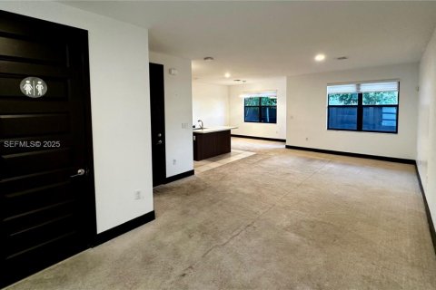 Adosado en venta en Miami Lakes, Florida, 3 dormitorios, 147.53 m2 № 1992988 - foto 2