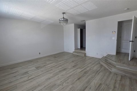House in Tampa, Florida 4 bedrooms, 193.24 sq.m. № 2110087 - photo 18