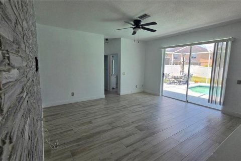 House in Tampa, Florida 4 bedrooms, 193.24 sq.m. № 2110087 - photo 15