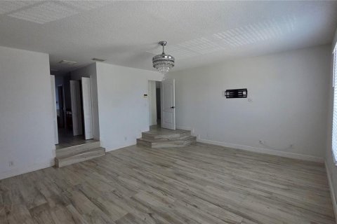 House in Tampa, Florida 4 bedrooms, 193.24 sq.m. № 2110087 - photo 19