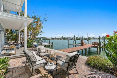 House in Saint Pete Beach, Florida 4 bedrooms, 248.61 sq.m. № 1740429 - photo 6