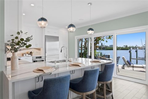 House in Saint Pete Beach, Florida 4 bedrooms, 248.61 sq.m. № 1740429 - photo 18