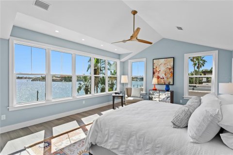 House in Saint Pete Beach, Florida 4 bedrooms, 248.61 sq.m. № 1740429 - photo 26