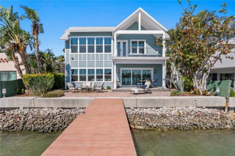 House in Saint Pete Beach, Florida 4 bedrooms, 248.61 sq.m. № 1740429 - photo 1