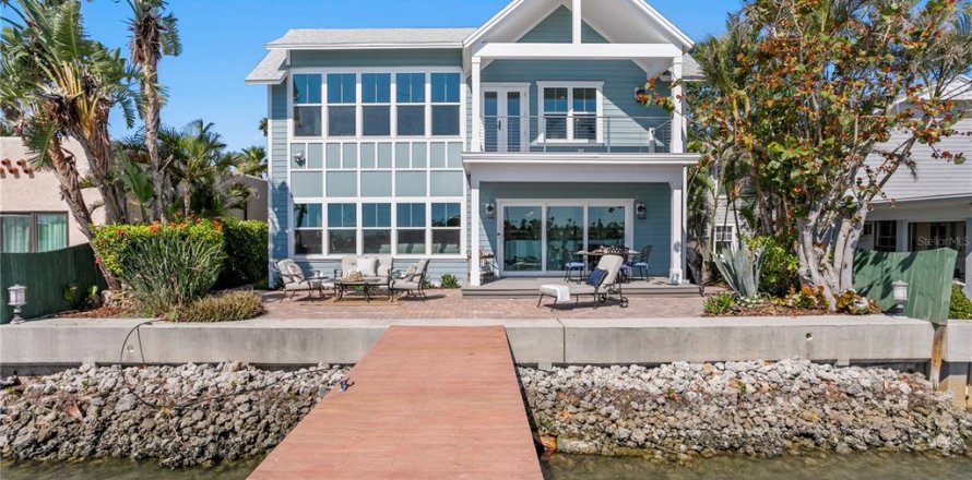 House in Saint Pete Beach, Florida 4 bedrooms, 248.61 sq.m. № 1740429