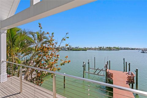 House in Saint Pete Beach, Florida 4 bedrooms, 248.61 sq.m. № 1740429 - photo 30