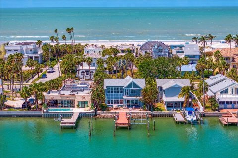 House in Saint Pete Beach, Florida 4 bedrooms, 248.61 sq.m. № 1740429 - photo 5