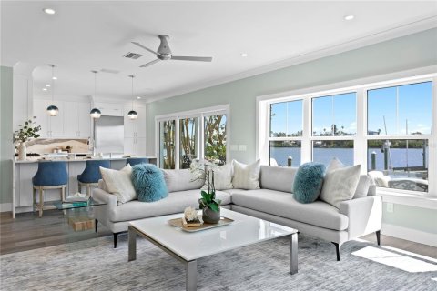 House in Saint Pete Beach, Florida 4 bedrooms, 248.61 sq.m. № 1740429 - photo 10