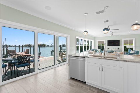 House in Saint Pete Beach, Florida 4 bedrooms, 248.61 sq.m. № 1740429 - photo 21