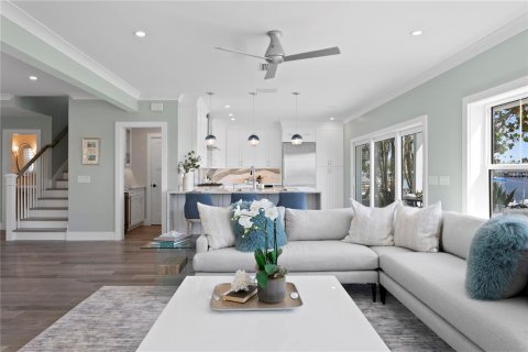 House in Saint Pete Beach, Florida 4 bedrooms, 248.61 sq.m. № 1740429 - photo 13