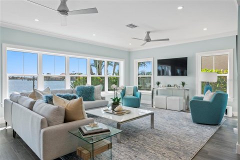 House in Saint Pete Beach, Florida 4 bedrooms, 248.61 sq.m. № 1740429 - photo 8