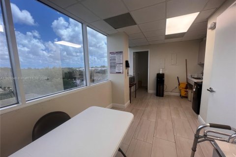 Commercial property in Pembroke Pines, Florida № 1710357 - photo 2