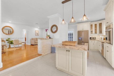 House in Miami Springs, Florida 2 bedrooms, 112.04 sq.m. № 1950826 - photo 11