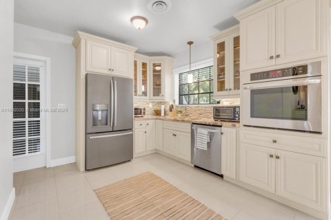 House in Miami Springs, Florida 2 bedrooms, 112.04 sq.m. № 1950826 - photo 10