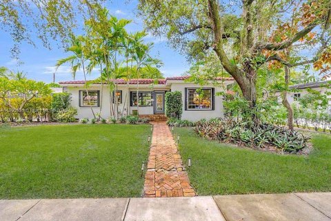 House in Miami Springs, Florida 2 bedrooms, 112.04 sq.m. № 1950826 - photo 1