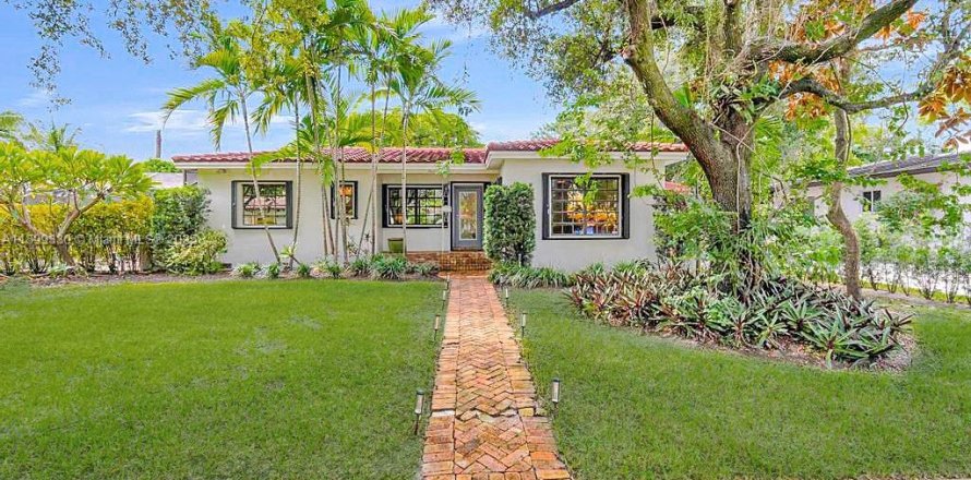House in Miami Springs, Florida 2 bedrooms, 112.04 sq.m. № 1950826