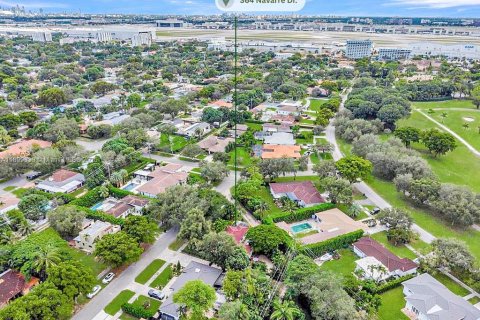 House in Miami Springs, Florida 2 bedrooms, 112.04 sq.m. № 1950826 - photo 6
