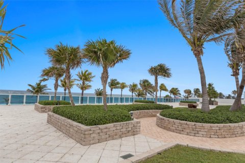 Condo in Pompano Beach, Florida, 2 bedrooms  № 1188567 - photo 1